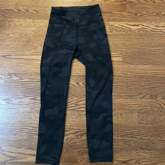 lululemon athletica Pants - Lululemon Size 0 Black Camo Cropped Leggings(21’)
